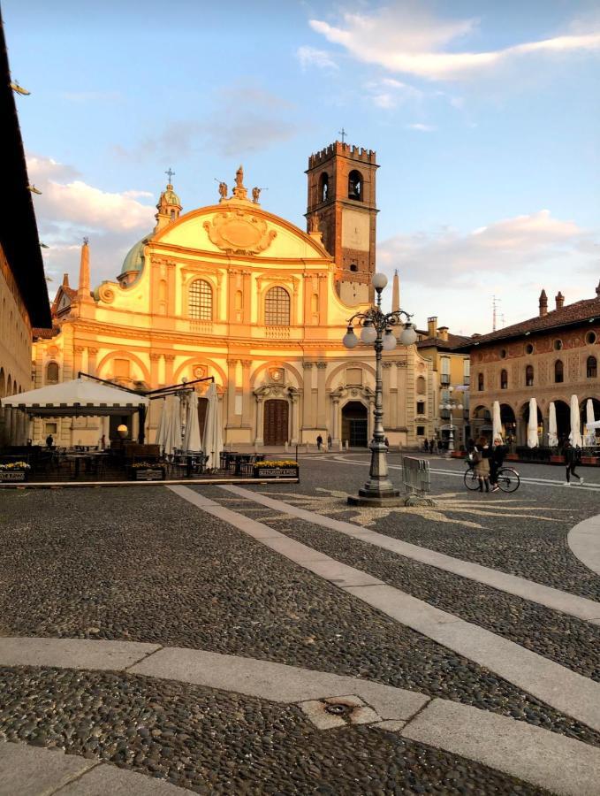 Emma Home Adiacente Alla Piazza Ducale Vigevano Kültér fotó